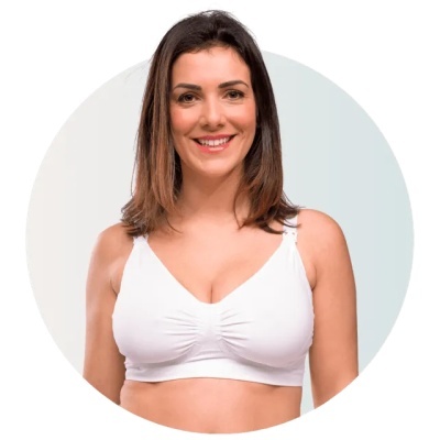 Mulher sorridente vestindo soutien branco liso com alças largas