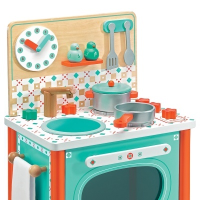 Cozinha de brincar em madeira turquesa, branco e laranja com utensílios