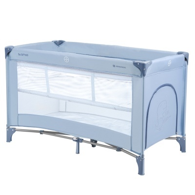 Berço/cama de viagem azul claro com laterais em rede branca e estrutura cinzenta