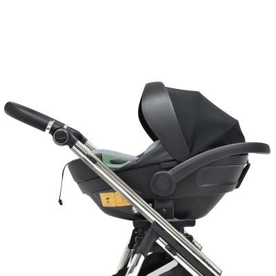 Carrinho de bebé preto com estrutura metálica prateada e assento acolchoado cinza e verde