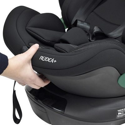 Cadeira auto preta acolchoada com base giratória e arnês de segurança