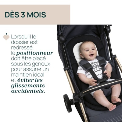 Bebé num carrinho cinzento escuro com arnês, texto em francês sobre posição para bebés a partir de 3 meses.