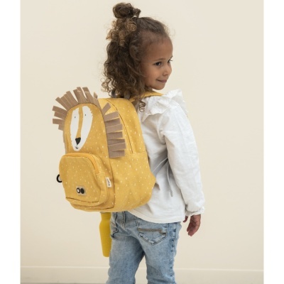 Mochila infantil amarelo mostarda estilo leão com criança usando