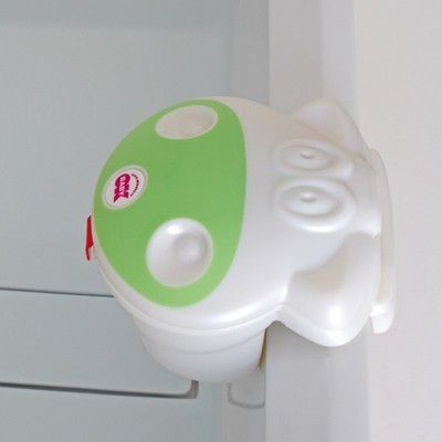 Dispositivo de segurança branco e verde num móvel cinzento