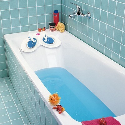 Banheira branca com água azul, brinquedos coloridos e azulejos azuis