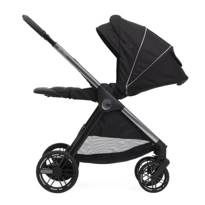 Carrinho de bebé preto com estrutura prateada e texto BELLAGIO no cabo