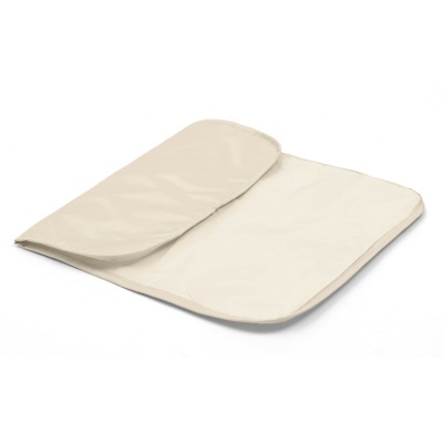 Saco para roupas bege claro em tecido, aberto parcialmente, sobre superfície branca.