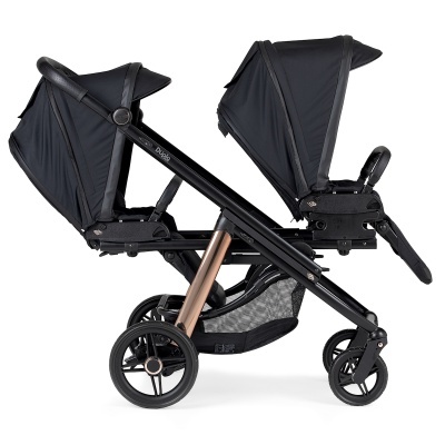 Carrinho de bebé duplo preto com detalhes cobre e capotas extensíveis