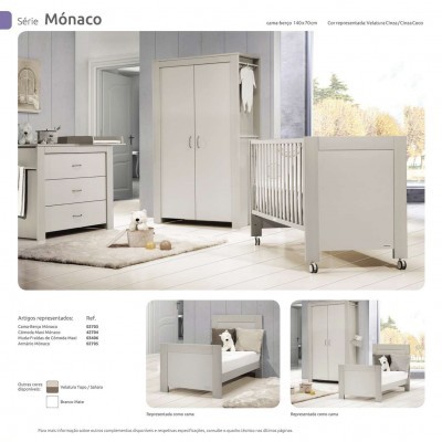 Mobiliário infantil branco série Mónaco, incluí cómoda, armário e cama, em ambiente claro.