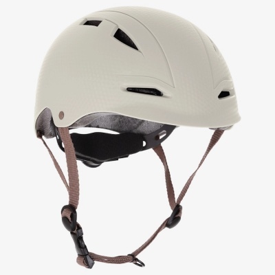 Capacete branco de proteção com ventilação e cintas castanhas ajustáveis