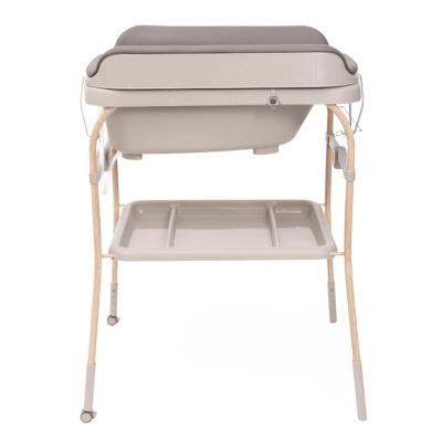 Banheira para bebé em bege com estrutura de madeira clara e bandeja inferior dividida.