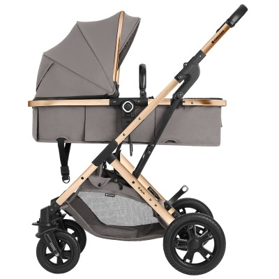 Carrinho de bebé cinzento com estrutura dourada e rodas pretas