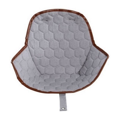 Assento almofadado cinza com bordas castanhas e padrão hexagonal
