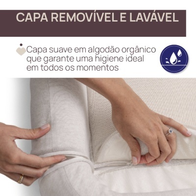 Mãos removendo capa suave em algodão orgânico de estofado bege claro com fecho-éclair.