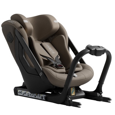Cadeira auto bebé bege AKKID ONE com estrutura preta e cintos de segurança