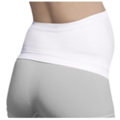 Faixa abdominal branca elástica sobre o tronco de uma pessoa