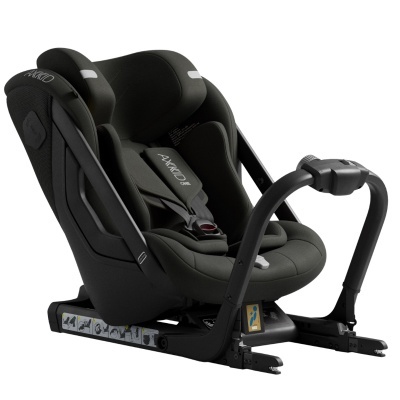 Cadeira auto preta para bebé com cintos de segurança e base ISOFIX.