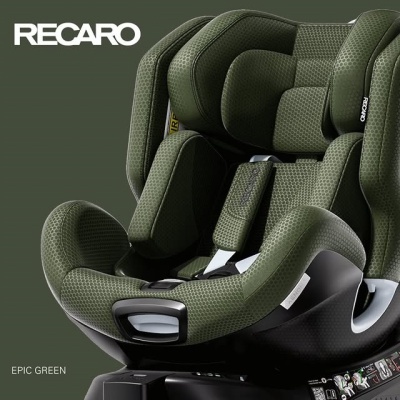 Cadeira auto verde RECARO para criança com arnês branco e base preta.
