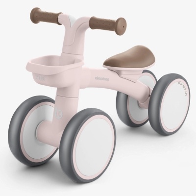 Veículo infantil de quatro rodas bege claro com punhos e assento castanhos