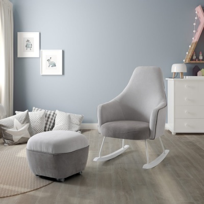 cadeira de baloiço cinzenta com almofada redonda