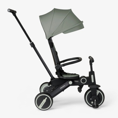 Carrinho triciclo bebê preto com assento e capota verde-acinzentado e rodas brancas