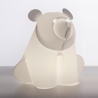 Figura decorativa em forma de urso branco sobre superfície cinzenta