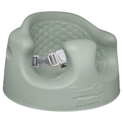 Cadeira para bebé cinzenta com cinto de segurança e revestimento acolchoado.