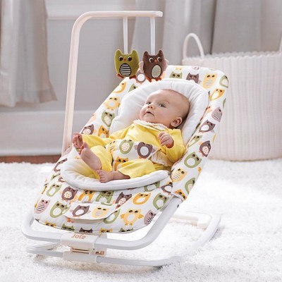 Cadeira de descanso para bebé com padrão de corujas e bebé sentado com roupa amarela