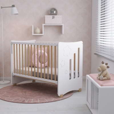 Berço infantil branco e rosa com decoração e mobiliário de quarto de bebé