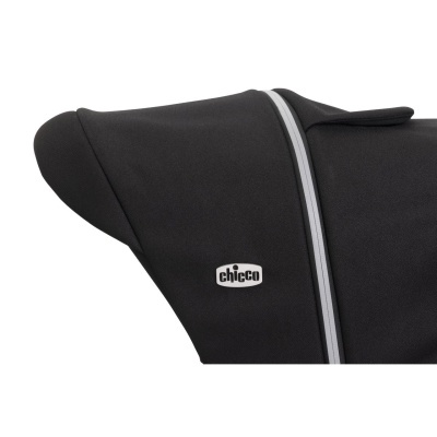 Capa preta com fecho cinzento e logótipo Chicco