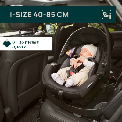 Cadeira auto para bebé cinzenta e preta com bebé adormecido dentro, no banco traseiro de um carro.