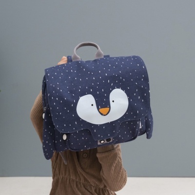 Mochila infantil azul escura com rosto de pinguim na aba
