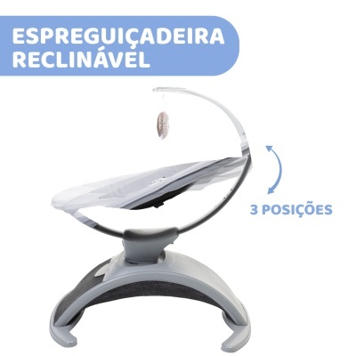 Espreguiçadeira reclinável cinza e branca com estrutura arredondada e brinquedo pendurado