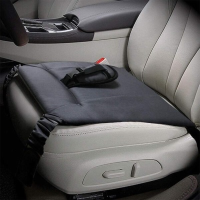 Proteção acolchoada preta em assento de carro bege claro