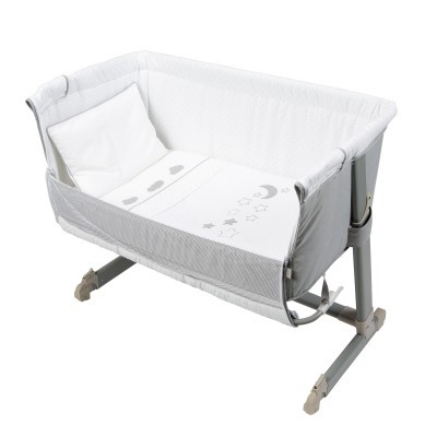 Berço branco para bebé com padrões de estrelas e lua cinzentas