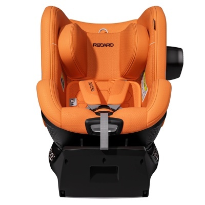 cadeira auto infantil laranja com base preta e arnês de segurança