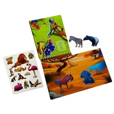 Conjunto de tabuleiros e autocolantes de animais selvagens para crianças.