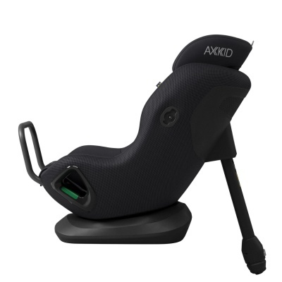 Cadeira auto AXKID preta para criança com base e suporte de estabilização.