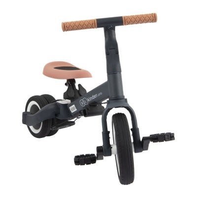 Triciclo infantil preto com assento castanho claro e punhos de guiador texturados