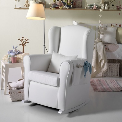 Poltrona de amamentação branca estofada em tecido liso num quarto claro com decoração infantil