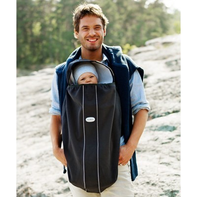 Homem usando porta-bebés preto com bebé vestido de cinzento