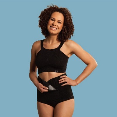 Mulher a usar roupa interior preta texturizada sobre fundo azul claro