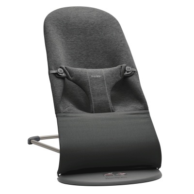 Cadeira baloiço para bebé em tecido cinzento escuro com estrutura metálica prateada.