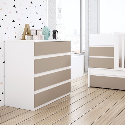 Cômoda branca com gavetas bege ao lado de berço com detalhes semelhantes num quarto iluminado