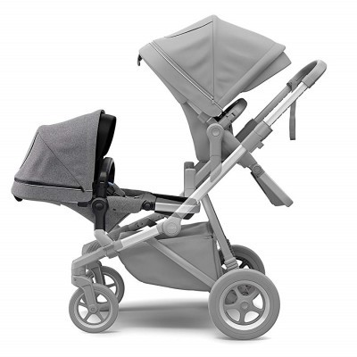 Carrinho de bebé duplo cinza com capotas e rodas cinza