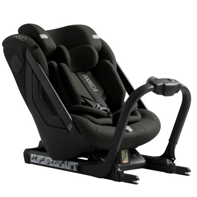 Cadeira auto preta para bebé com cintos de segurança e suporte de base em metal.