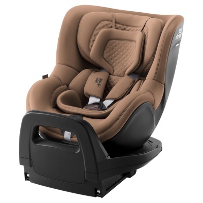 Cadeira bebé automóvel castanha com estrutura preta e cinto cinco pontos