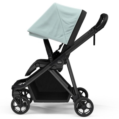 Carrinho de bebé preto com capota azul claro