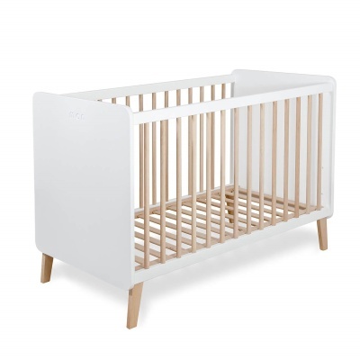 Berço de bebé em madeira branca com varões naturais