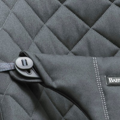 tecido cinzento acolchoado com fecho plástico e etiqueta BABY
